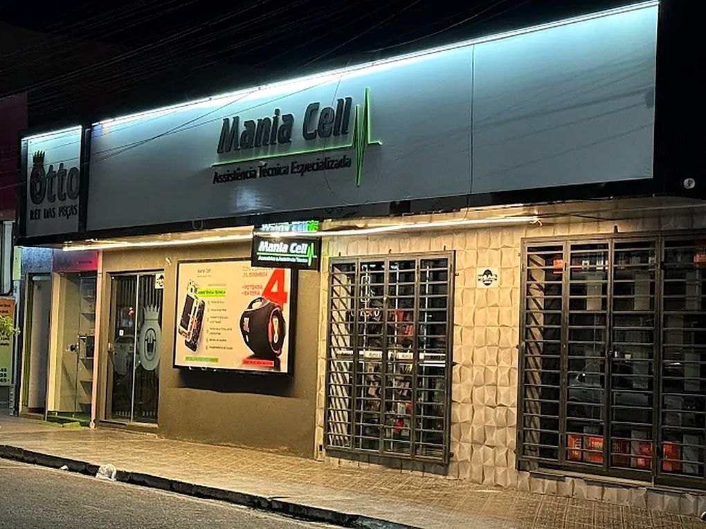 Fachada à noite — loja Mania Cell em Barra do Garças